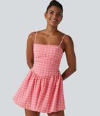 Robe de tennis active mini 2-en-1 à carreaux froissée à séchage rapide avec brassière intégrée, bretelles réglables et poches — Easy Peasy