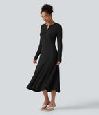Robe midi fluide en maille côtelée à col Henley et manches longues