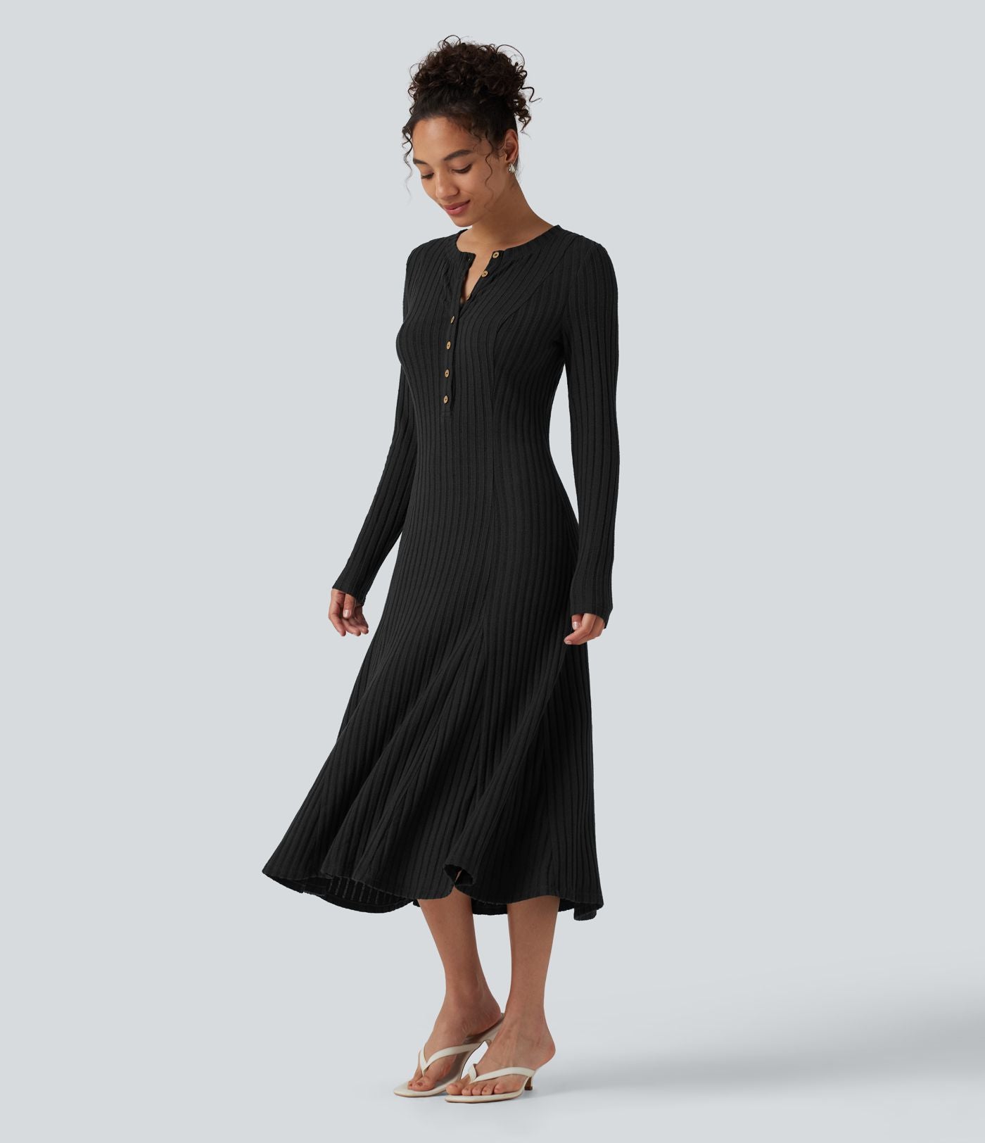 Robe midi fluide en maille côtelée à col Henley et manches longues