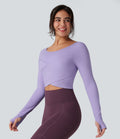 Top de sport yoga SoftlyZero™ Plush col rond ourlet croisé manches longues avec trous pouces