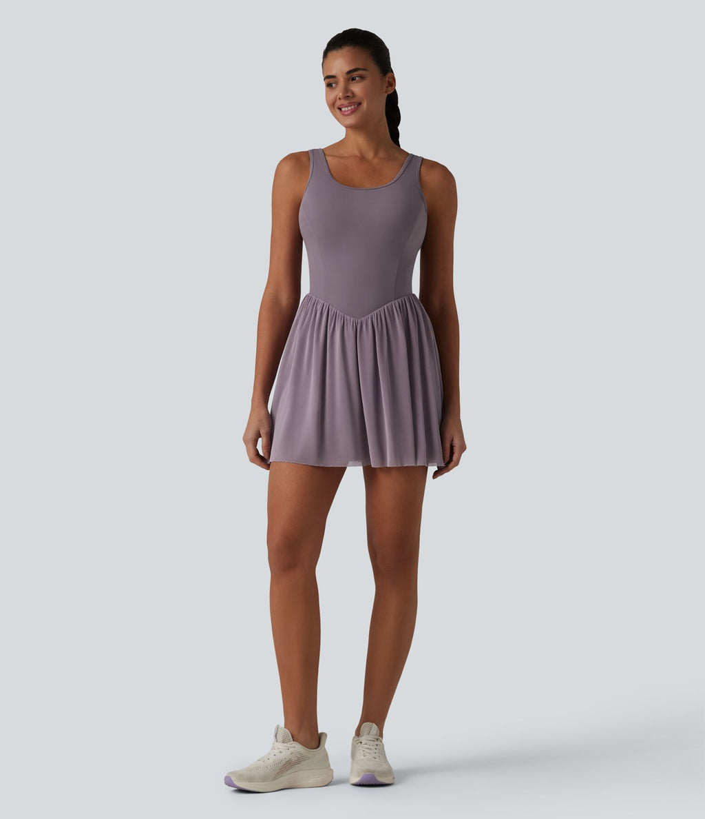 Robe de tennis courte fluide 2-en-1 SoftlyZero™ dos nu avec bretelles croisées, mesh contrasté, brassière intégrée et poches – Easy Peasy