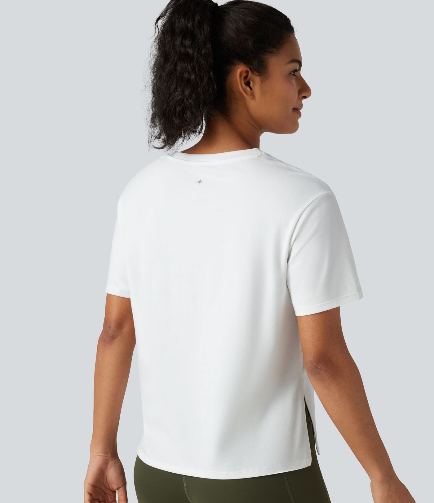 Haut de sport en coton col rond à manches courtes, ourlet fendu et coupe ample pour le yoga
