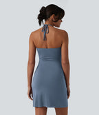 Robe resort mini dos nu à col licou avec lien noué dans le dos et poches