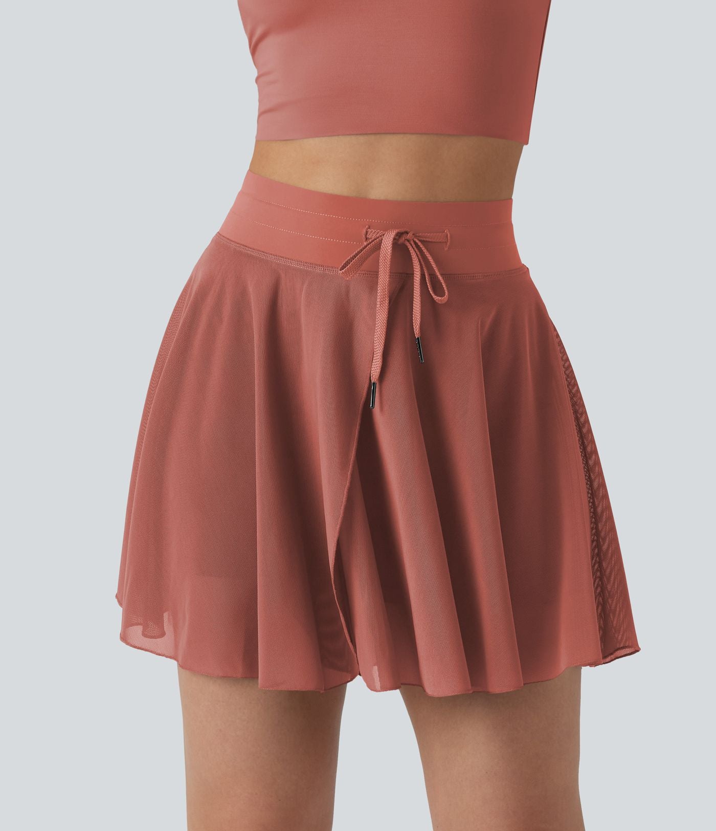 Jupe mini fluide évasée 2-en-1 taille haute à cordon, empiècements en mesh contrastant, avec poche, version plus longue