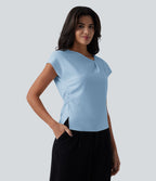 Blouse tailleur asymétrique col drapé manches courtes avec fronces et ourlet fendu