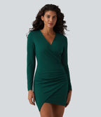 Robe courte moulante col V profond manches longues avec fronces