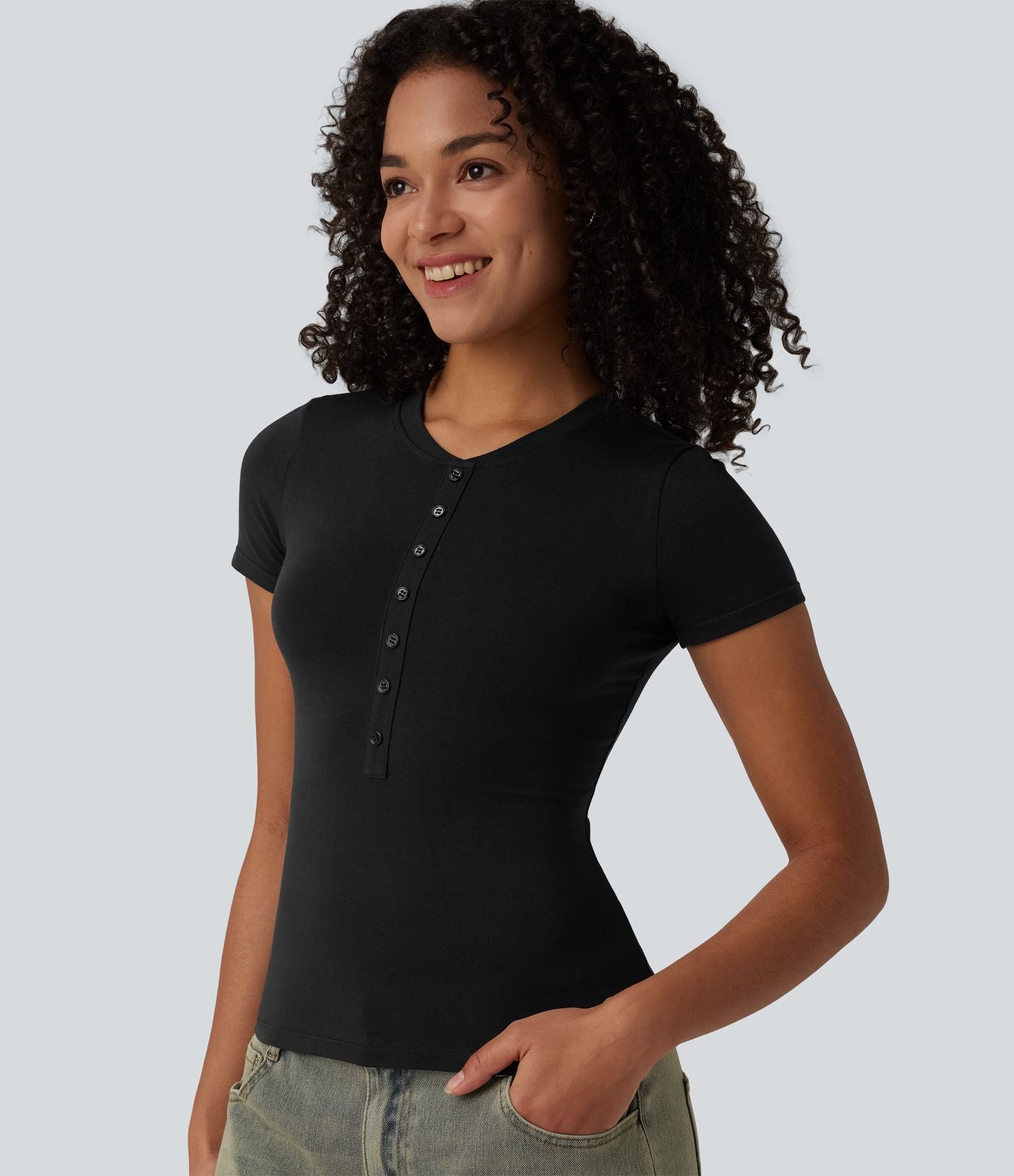 T-shirt Halara décontracté en jersey de coton, col Henley, manches courtes, coupe ultra-ajustée