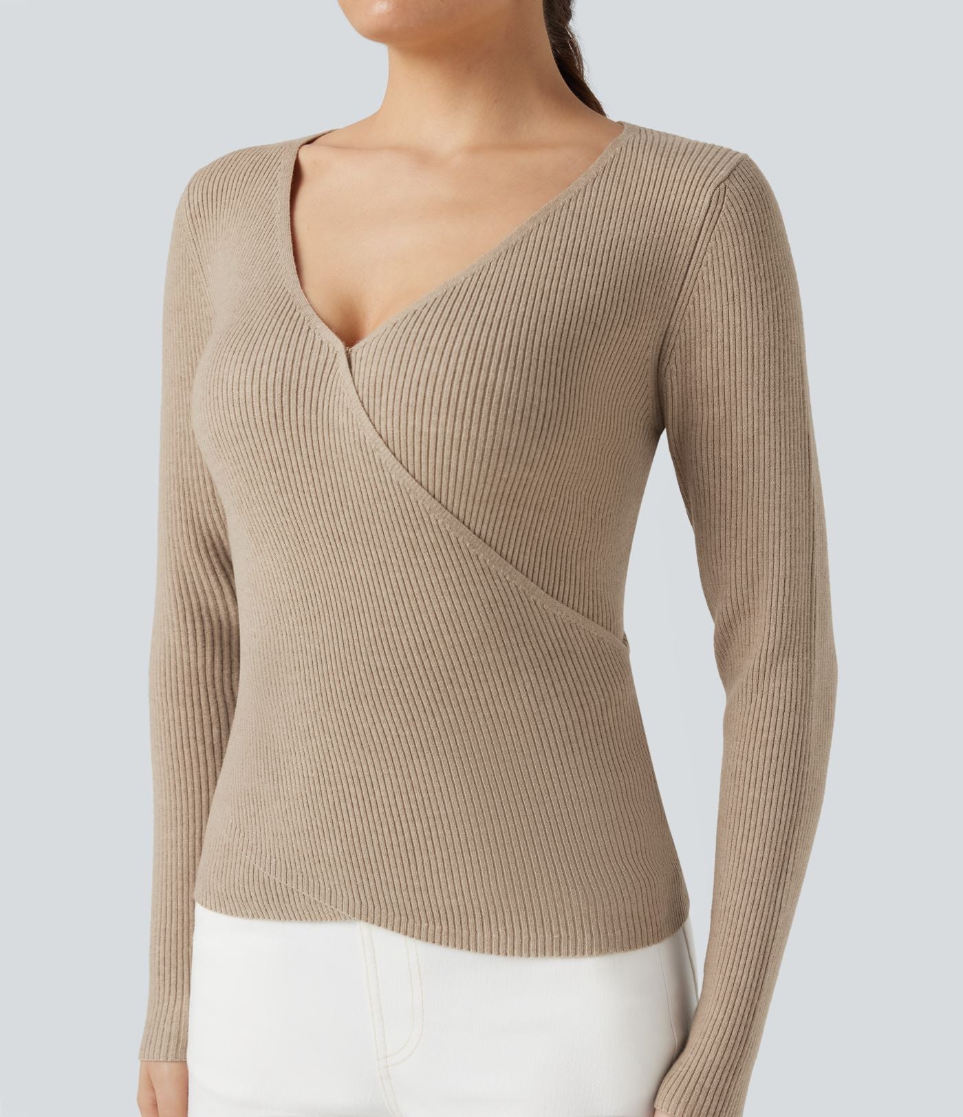 Pull col V manches longues croisé ajusté