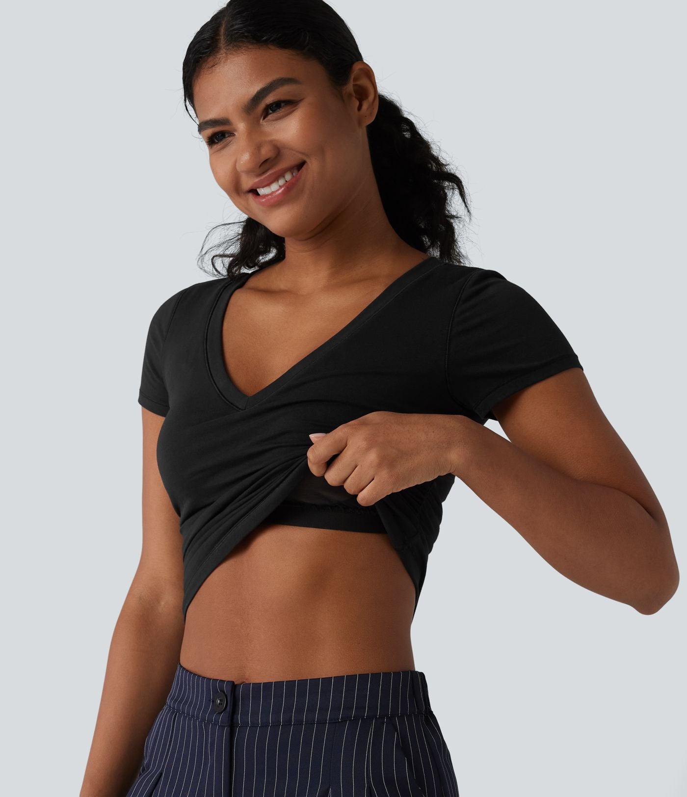 T-shirt décontracté col V manches courtes en jersey de coton avec soutien-gorge intégré push-up et fronces