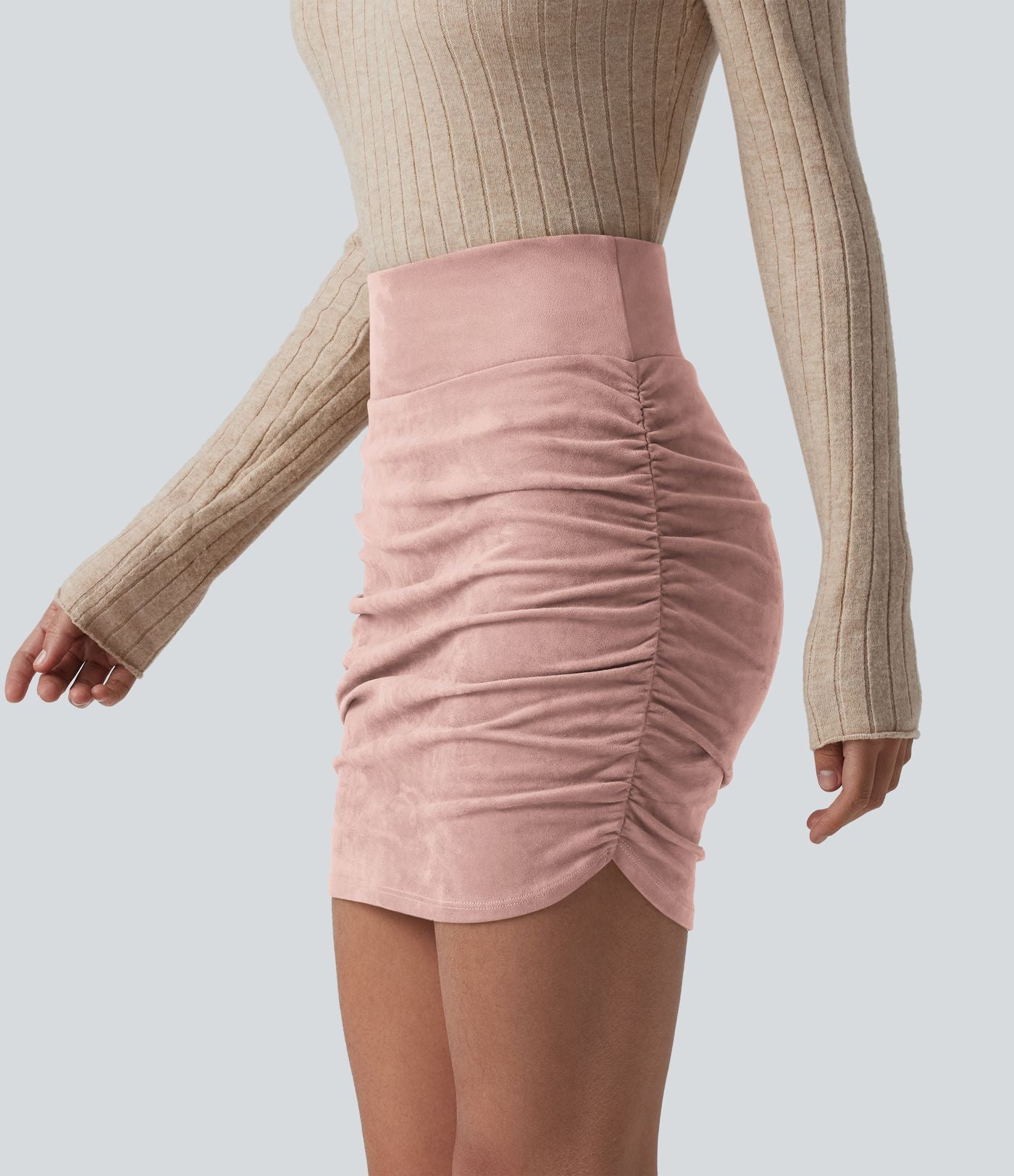 Jupe-short mini moulante taille haute gainante froncée en daim avec ourlet arrondi