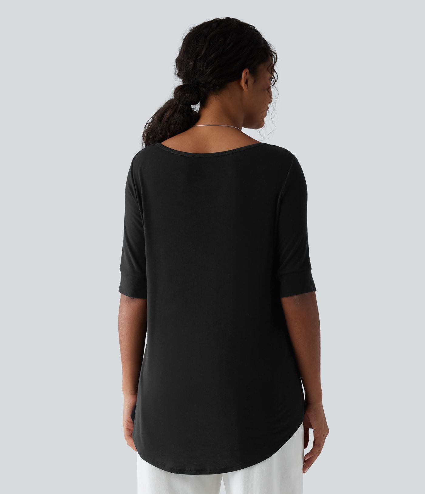 T-shirt décontracté long en maille côtelée col rond échancré, manches mi-longues et ourlet courbe