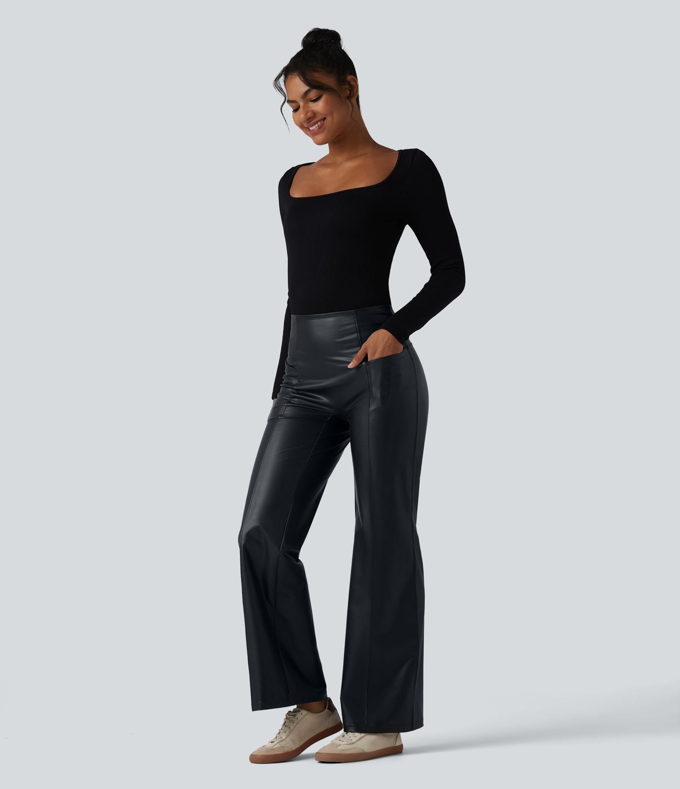 Pantalon casual évasé gainant taille haute en simili cuir extensible avec poches