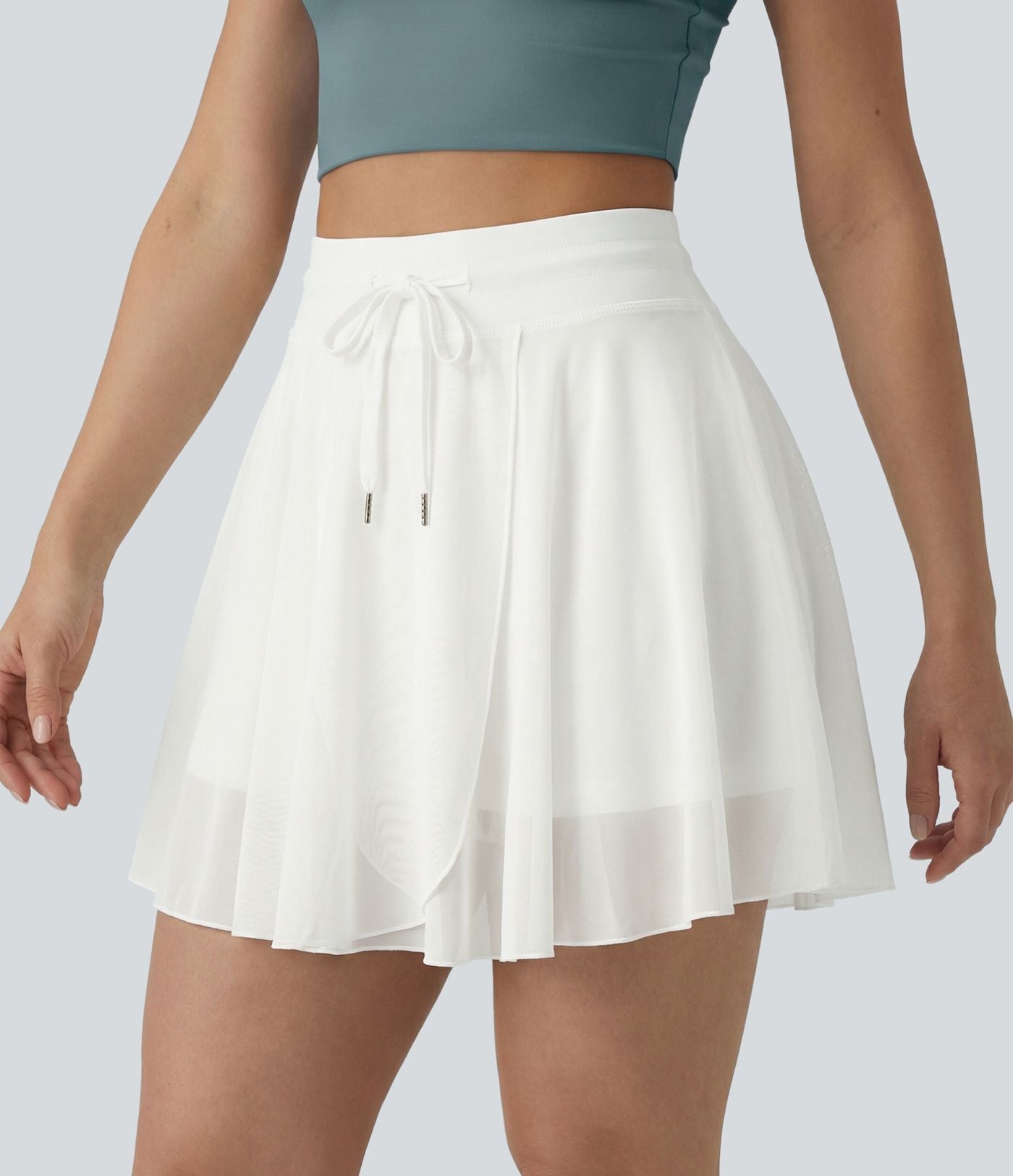 Jupe mini fluide évasée 2-en-1 taille haute à cordon, empiècements en mesh contrastant, avec poche, version plus longue