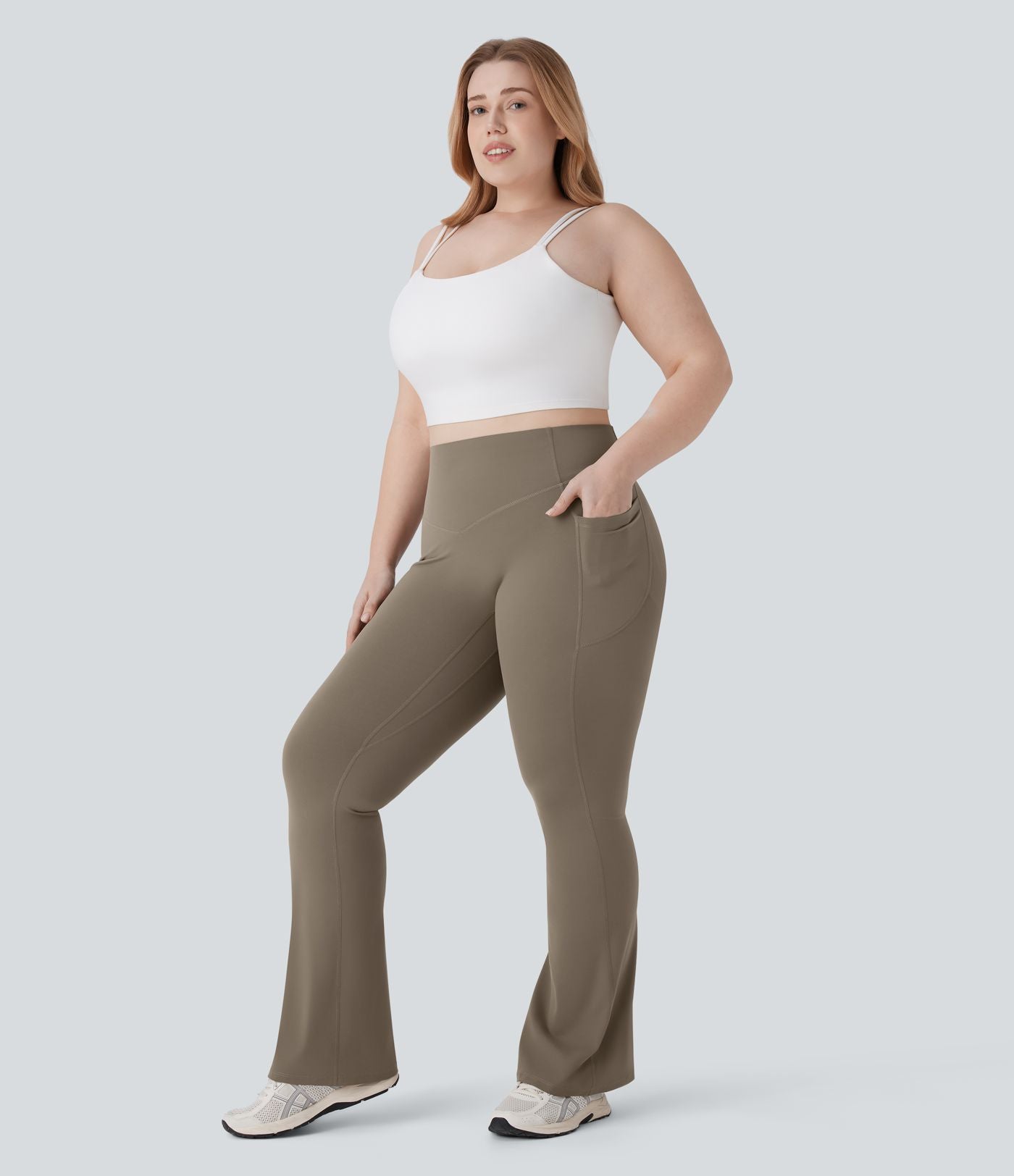 Pantalon de yoga à coupe bootcut gainant galbant taille haute grande taille avec effet scrunch et poches Halara UltraSculpt™