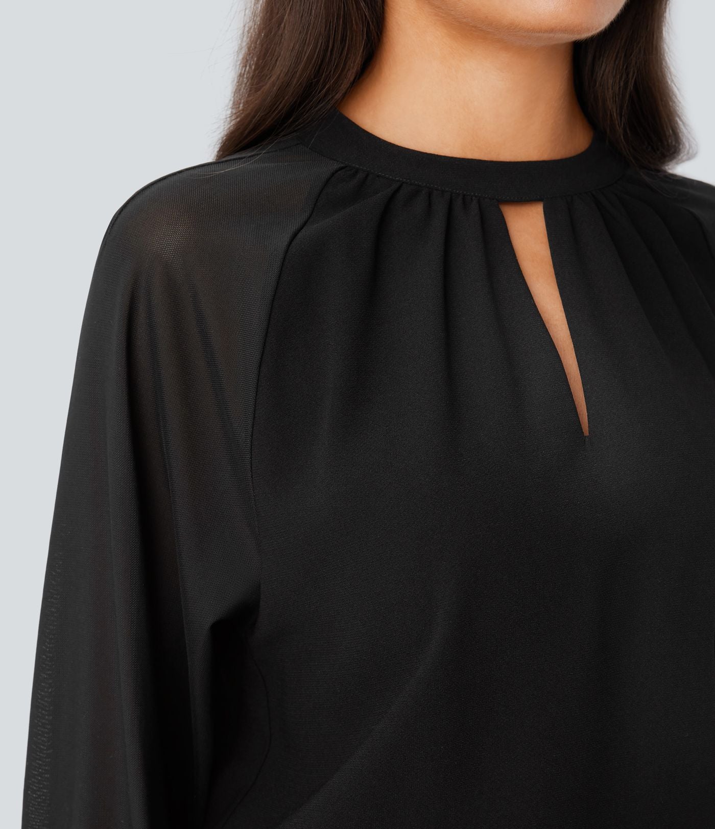 Blouse de travail à col montant avec dos ajouré, manches raglan et empiècements en mesh contrastant