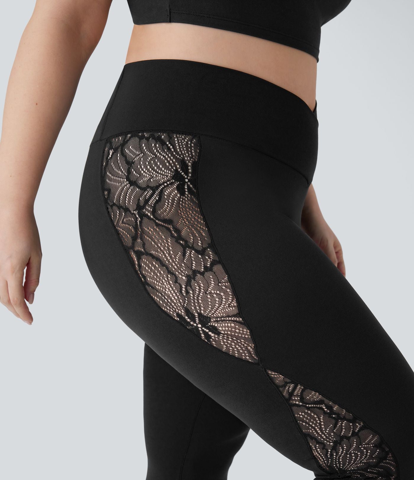 Legging de yoga 7/8 grande taille taille haute avec dos croisé en dentelle contrastante et poche arrière Softlyzero™-UPF50+