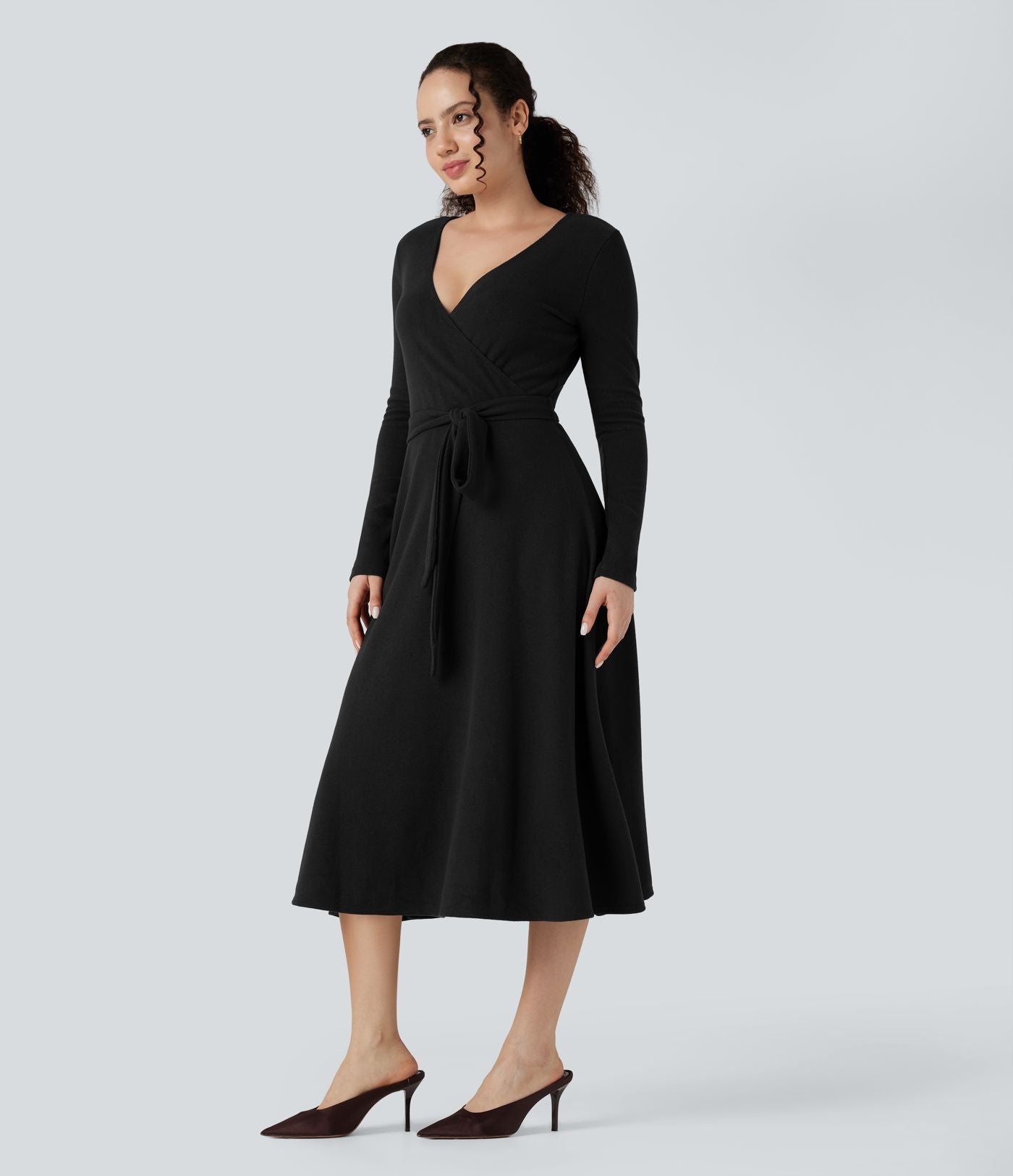 Robe fluide côtelée col V manches longues ceinturée mi-longue