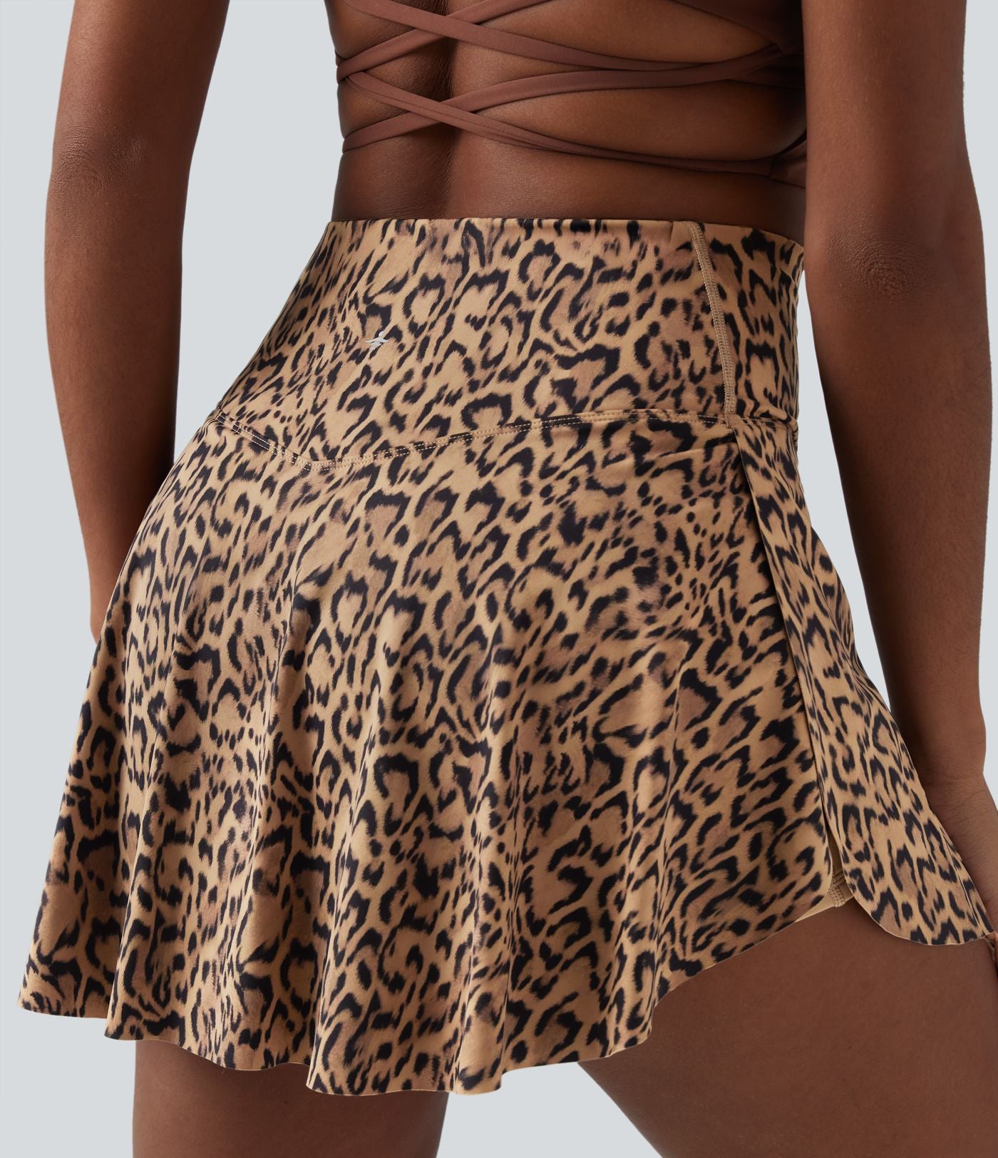 Jupe-short de tennis mini taille haute croisée imprimé léopard avec poches