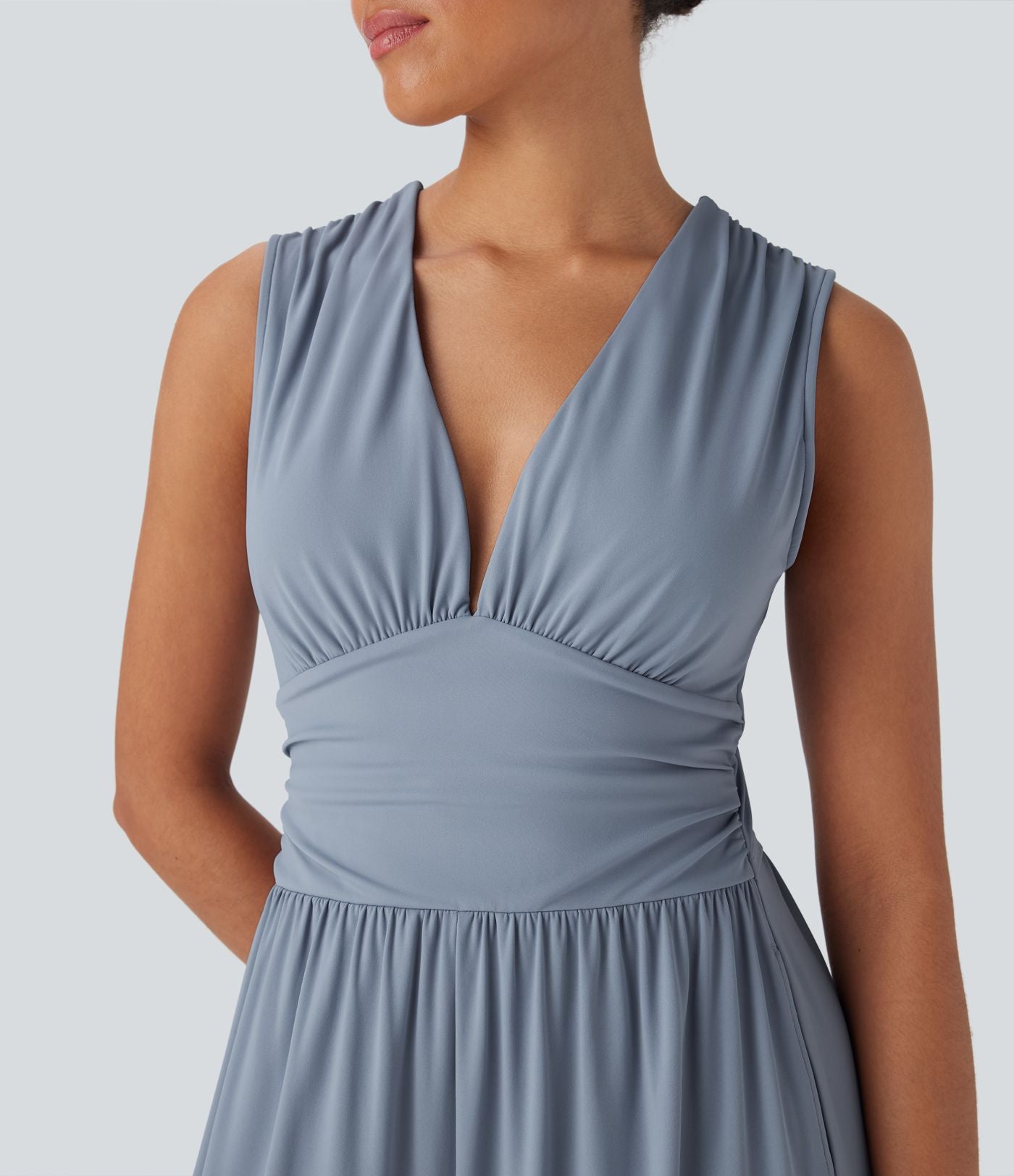 Combinaison décontractée SoftlyZero™ Airy à effet frais InstantCool à col V sans manches avec fronces, poches latérales et zip invisible, accès facile Easy Peasy