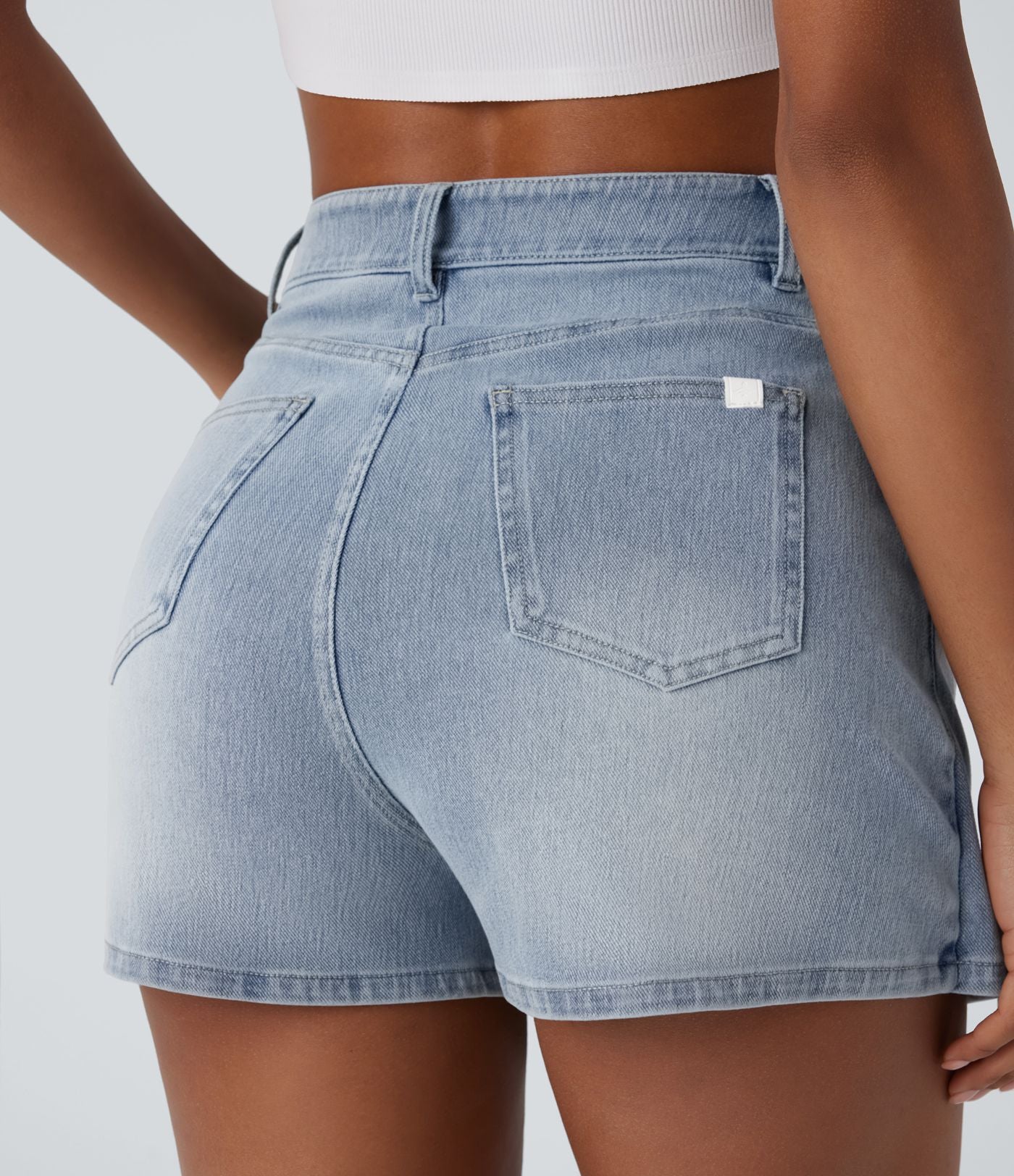 Halara Flex™ Short décontracté en jean extensible effet délavé à taille haute avec poches multiples et détail enveloppant