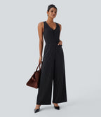 Combinaison tailleur rayée à jambes larges, décolleté en V, découpe et poches