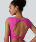 Haut de yoga court SoftlyZero™ léger à col rond et soutien-gorge intégré, sans manches et respirant.