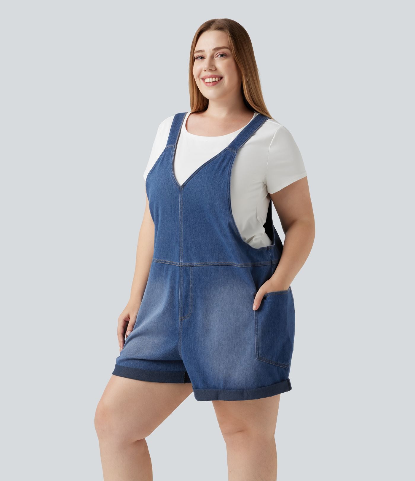 Salopette-short délavée grande taille en Jean Halara Flex™ Denim à col V avec ourlets retroussés et poches