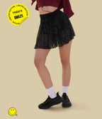Jupe mini de danse évasée fluide 2-en-1 Halara X Smiley® taille haute avec cordon de serrage, empiècements en mesh contrastant et poches