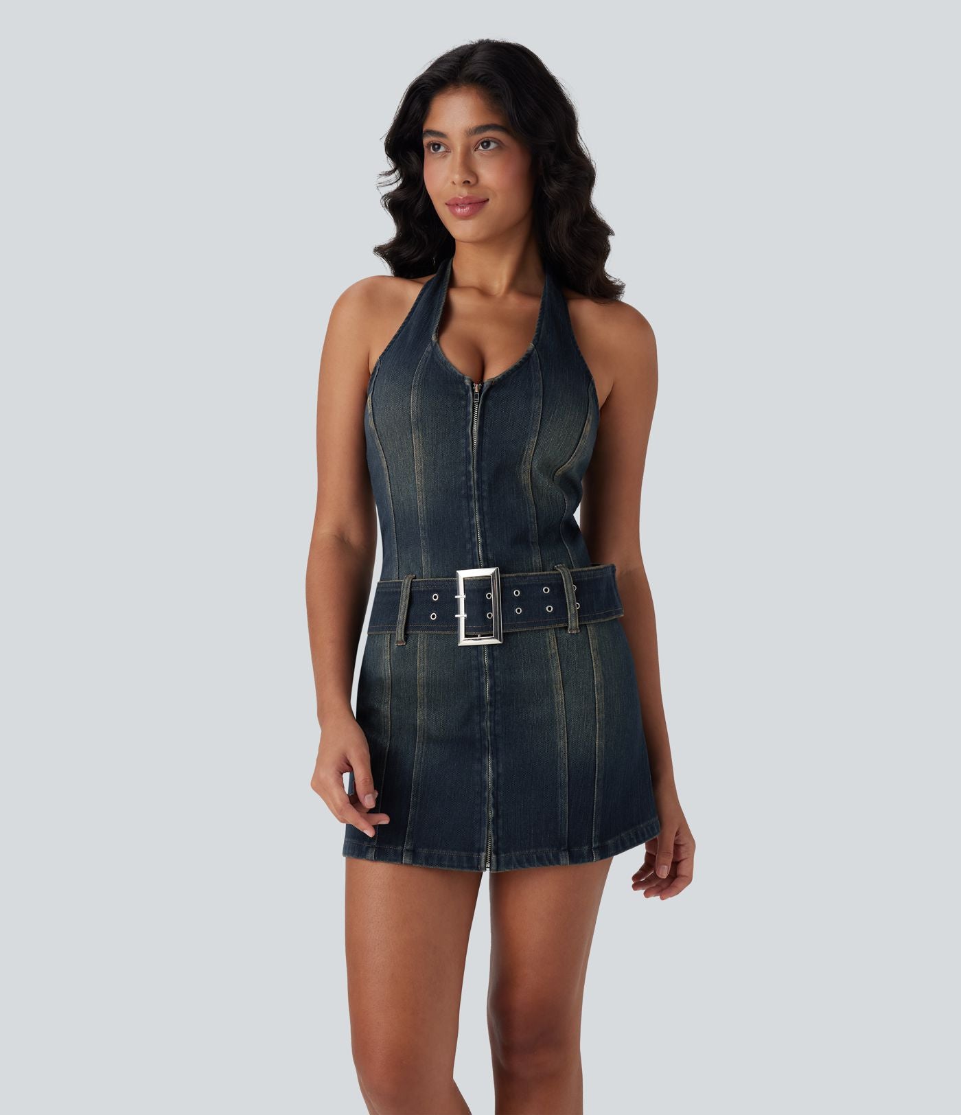 Mini-robe décontractée moulante Halara Flex™ en denim stretch lavé avec dos nu, col licou, fermeture éclair et ceinture