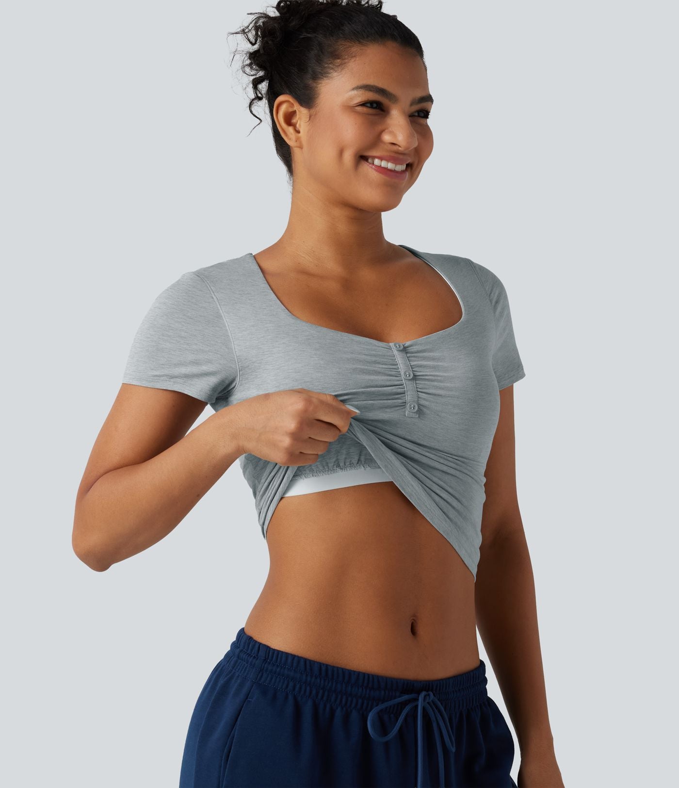 Top de sport de yoga [col losange] à manches courtes avec brassière intégrée, fronces et ourlet incurvé