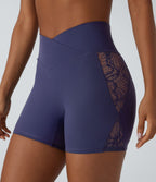 Softlyzero™ Short cycliste yoga taille haute croisé avec dentelle contrastée et poche arrière 12,5 cm - UPF50+