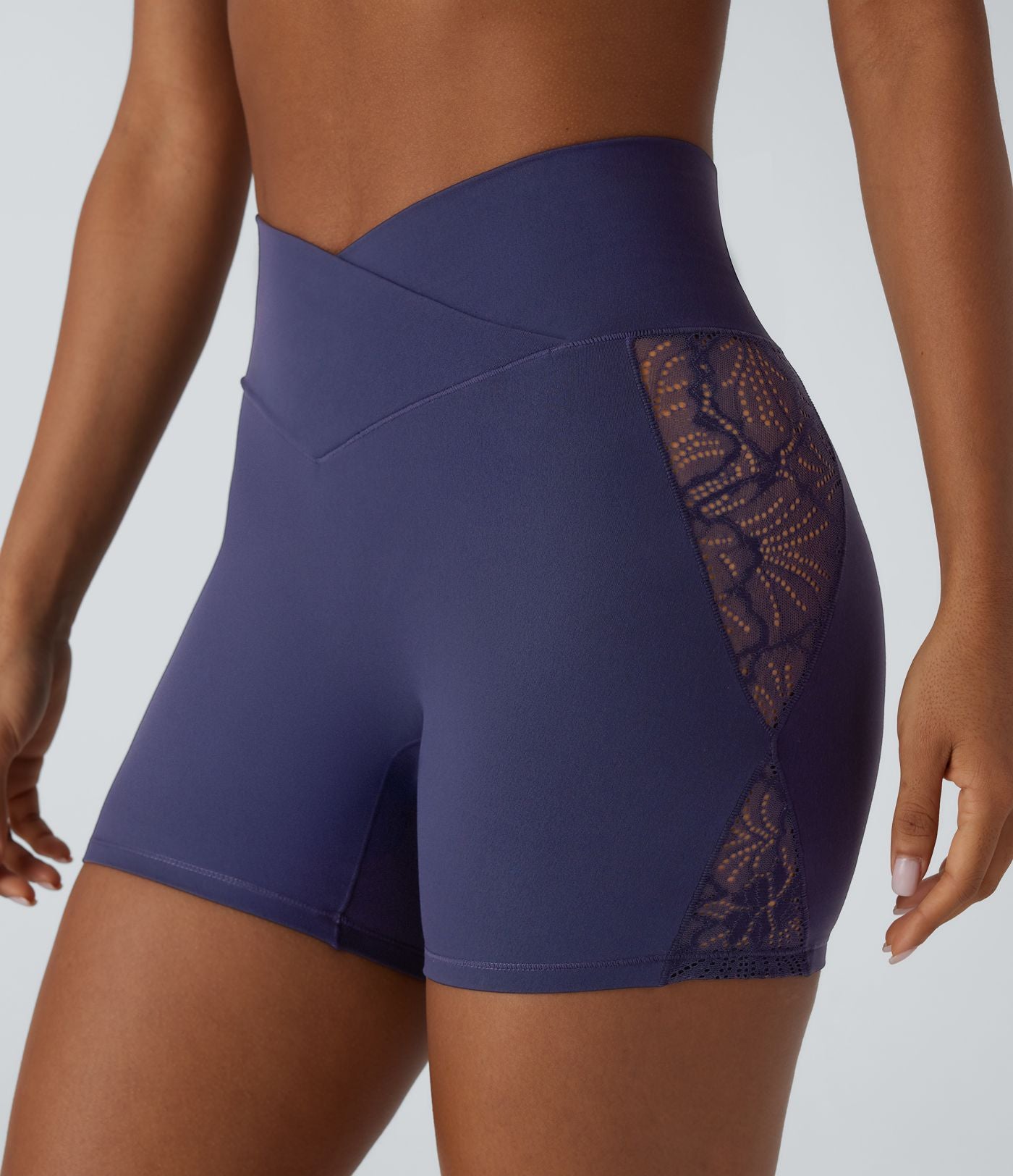 Softlyzero™ Short cycliste yoga taille haute croisé avec dentelle contrastée et poche arrière 12,5 cm - UPF50+