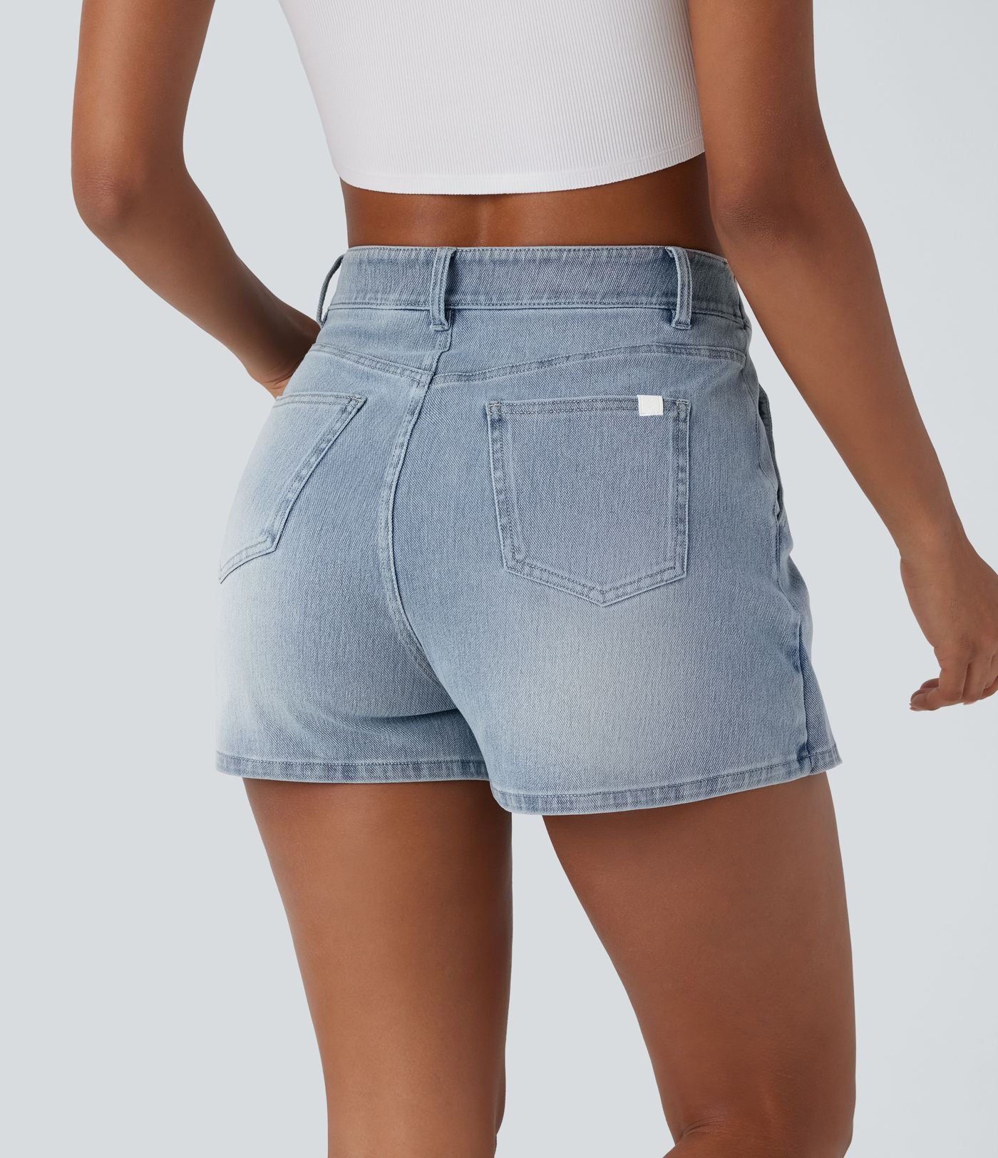 Halara Flex™ Short décontracté en jean extensible effet délavé à taille haute avec poches multiples et détail enveloppant