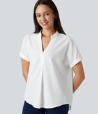 Blouse habillée en mousseline col V à manches courtes, ourlet arrondi et tissu infroissable