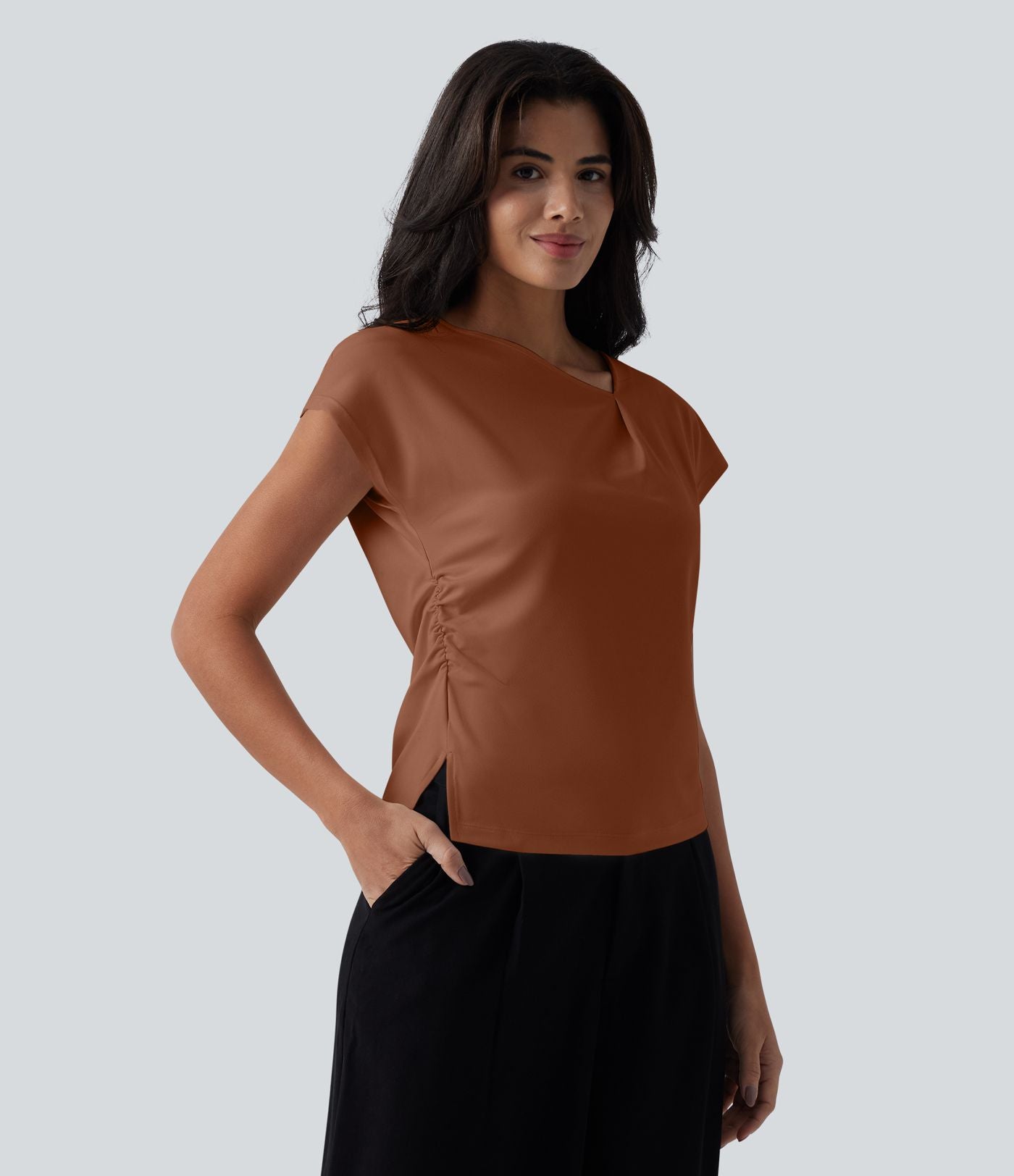 Blouse tailleur asymétrique col drapé manches courtes avec fronces et ourlet fendu