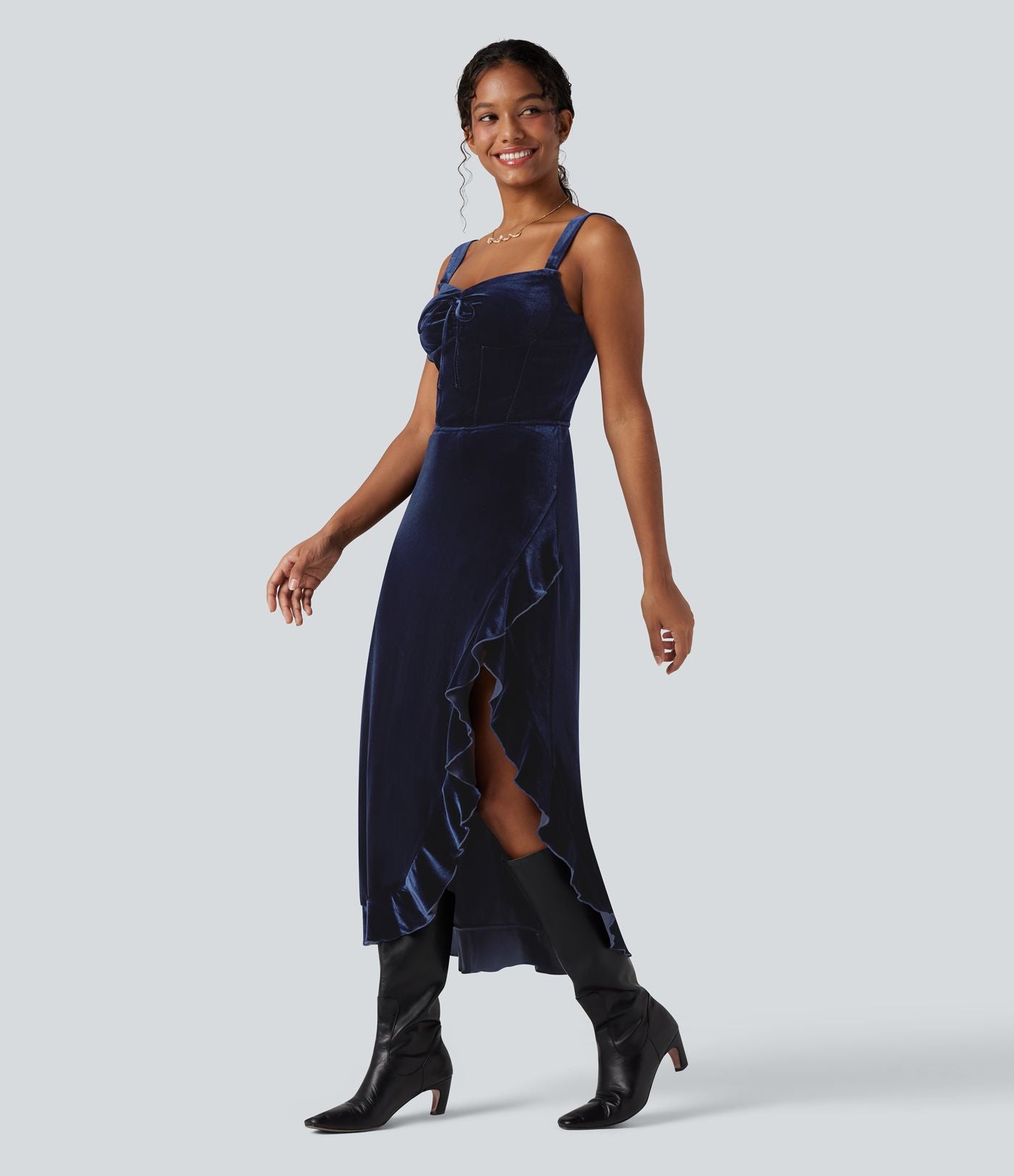 Robe mi-longue en velours encolure Queen Anne avec nœud devant et volants à l'ourlet