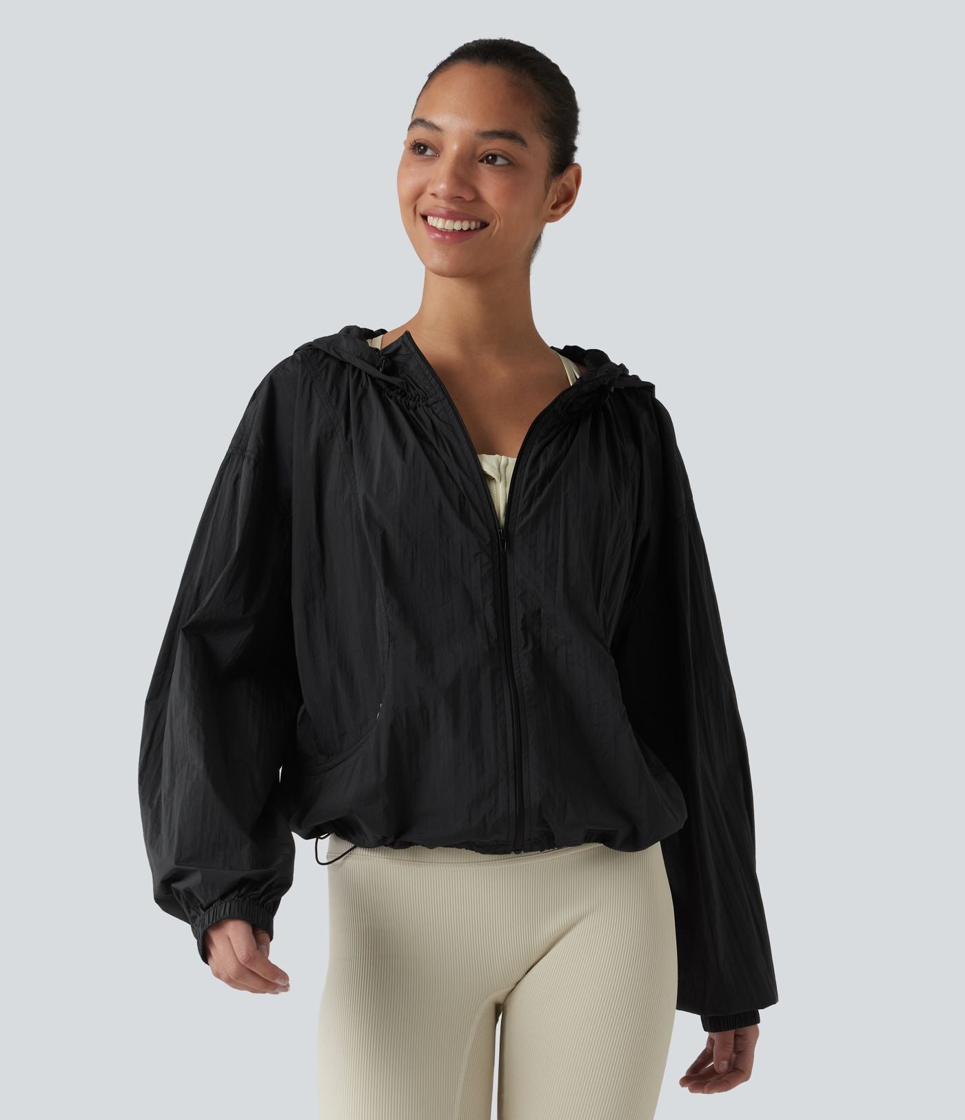 Veste de course légère à capuche manches longues avec poches, cordon de serrage et protection UPF 50+
