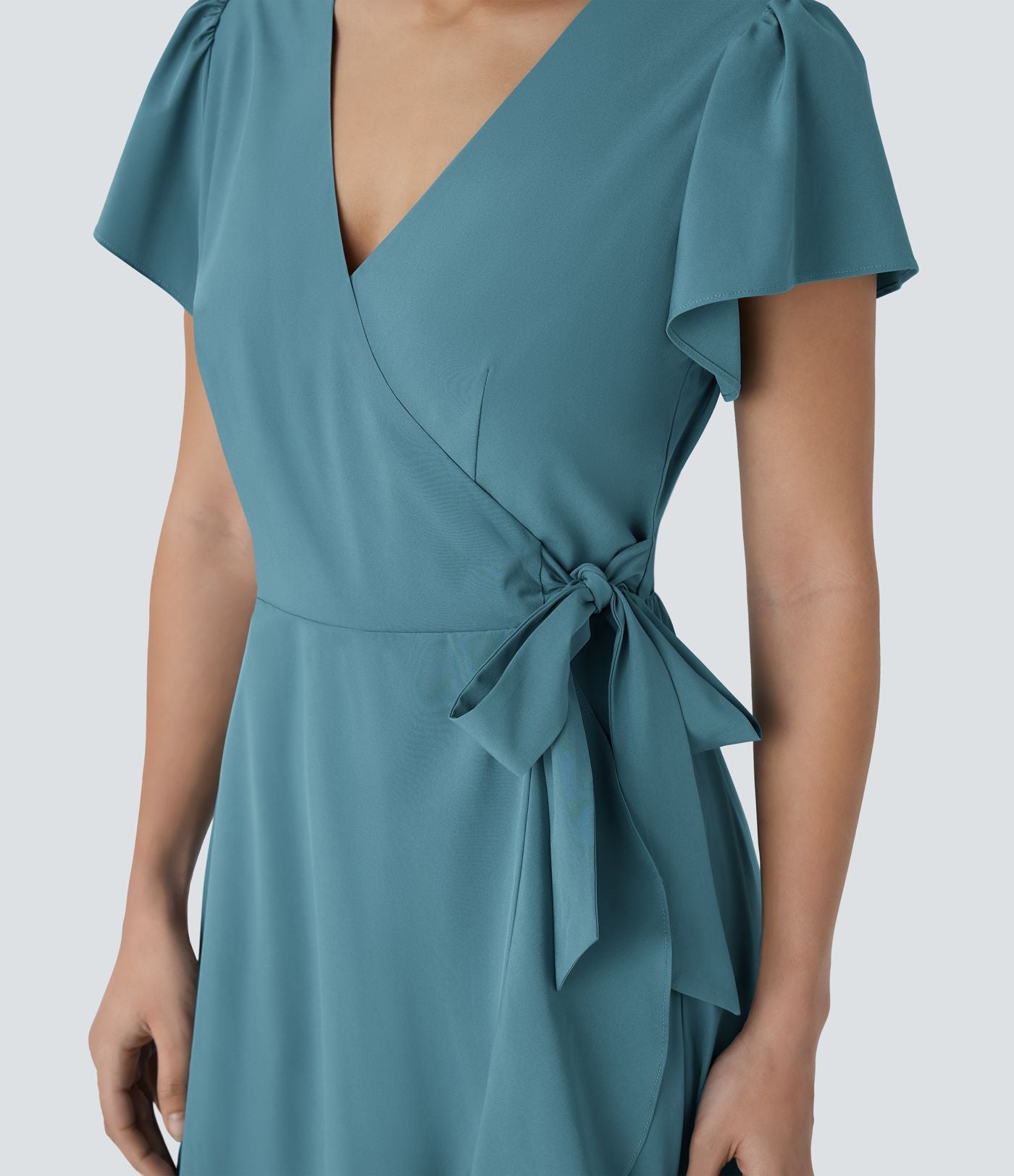 Robe décontractée midi Breezeful™ fluide à col V, manches courtes, design enveloppant, liens sur les côtés, poches latérales, volants et séchage rapide
