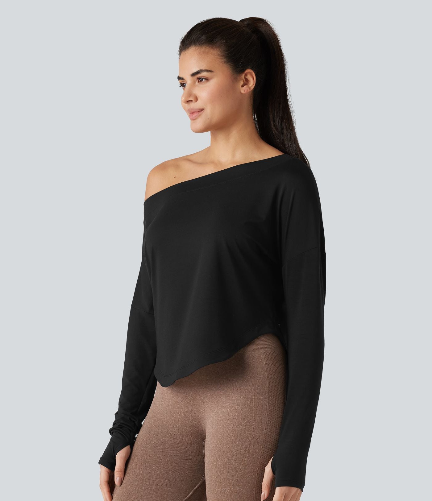 Top de sport yoga asymétrique une épaule manches longues avec trou pour le pouce, ourlet arrondi asymétrique et séchage rapide