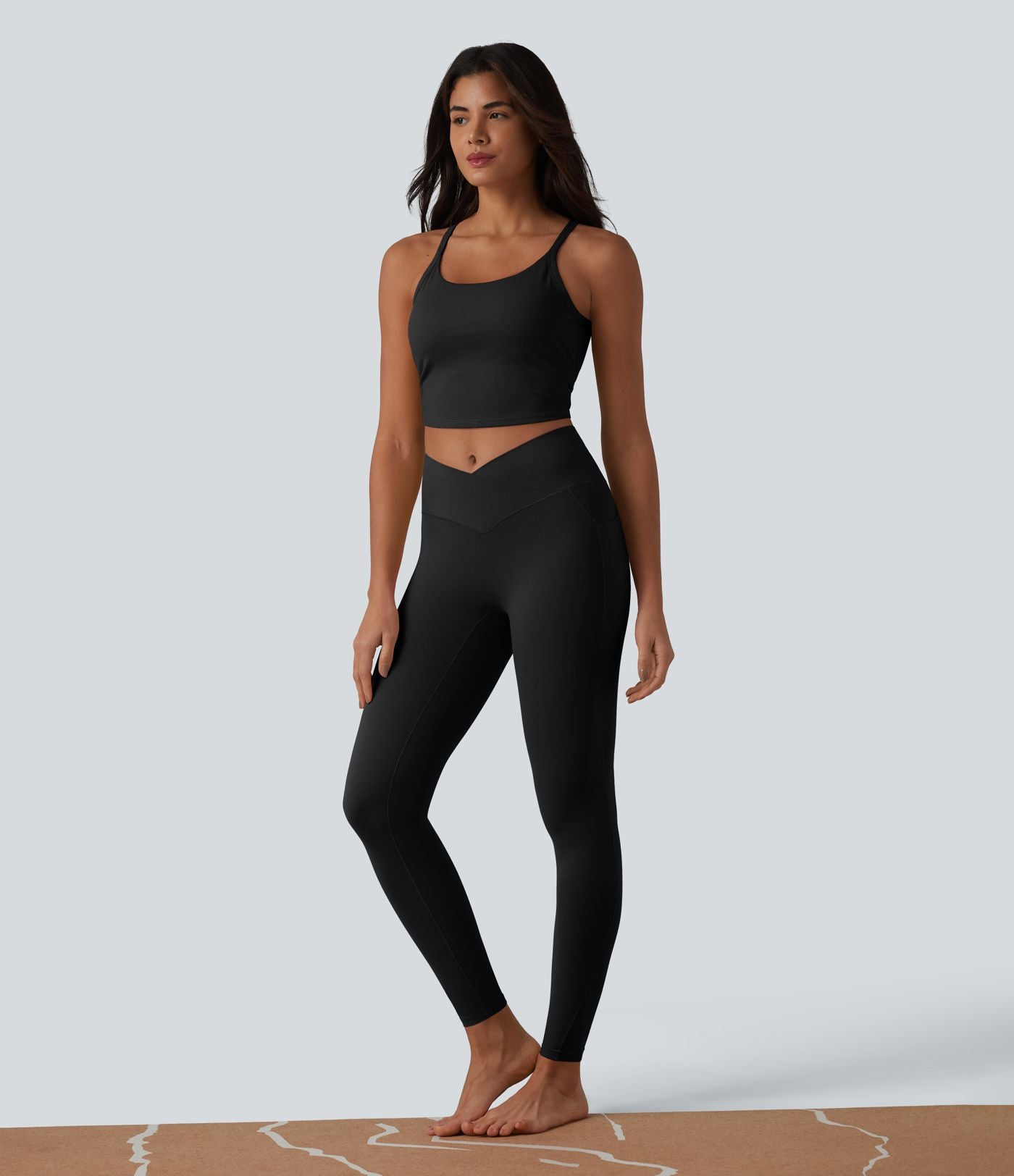 Brassière de yoga courte col U avec découpes et brassière intégrée