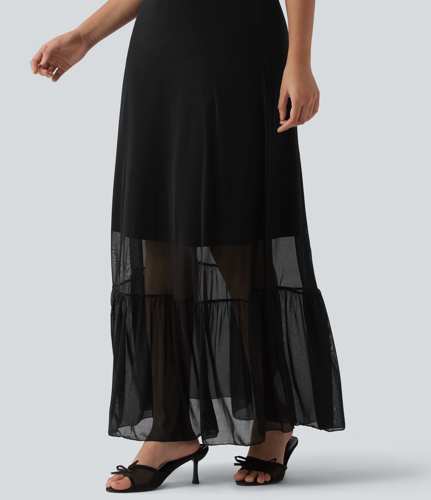 Robe longue fluide mesh contrastant avec volants à l'ourlet et coussinets fixes