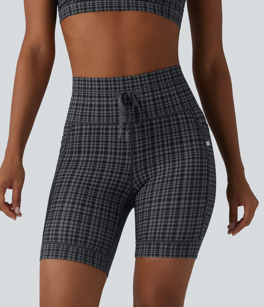 Halara UltraSculpt™ Short de cycliste yoga à carreaux taille haute 17,5 cm avec cordon de serrage et poches