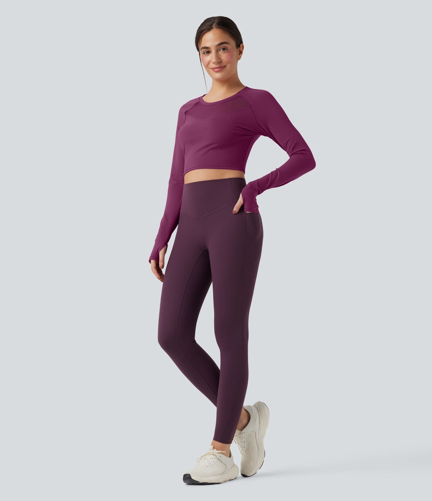 Haut de sport yoga court SoftlyZero™ Plush manches longues avec trous pour pouces et résille contrastante
