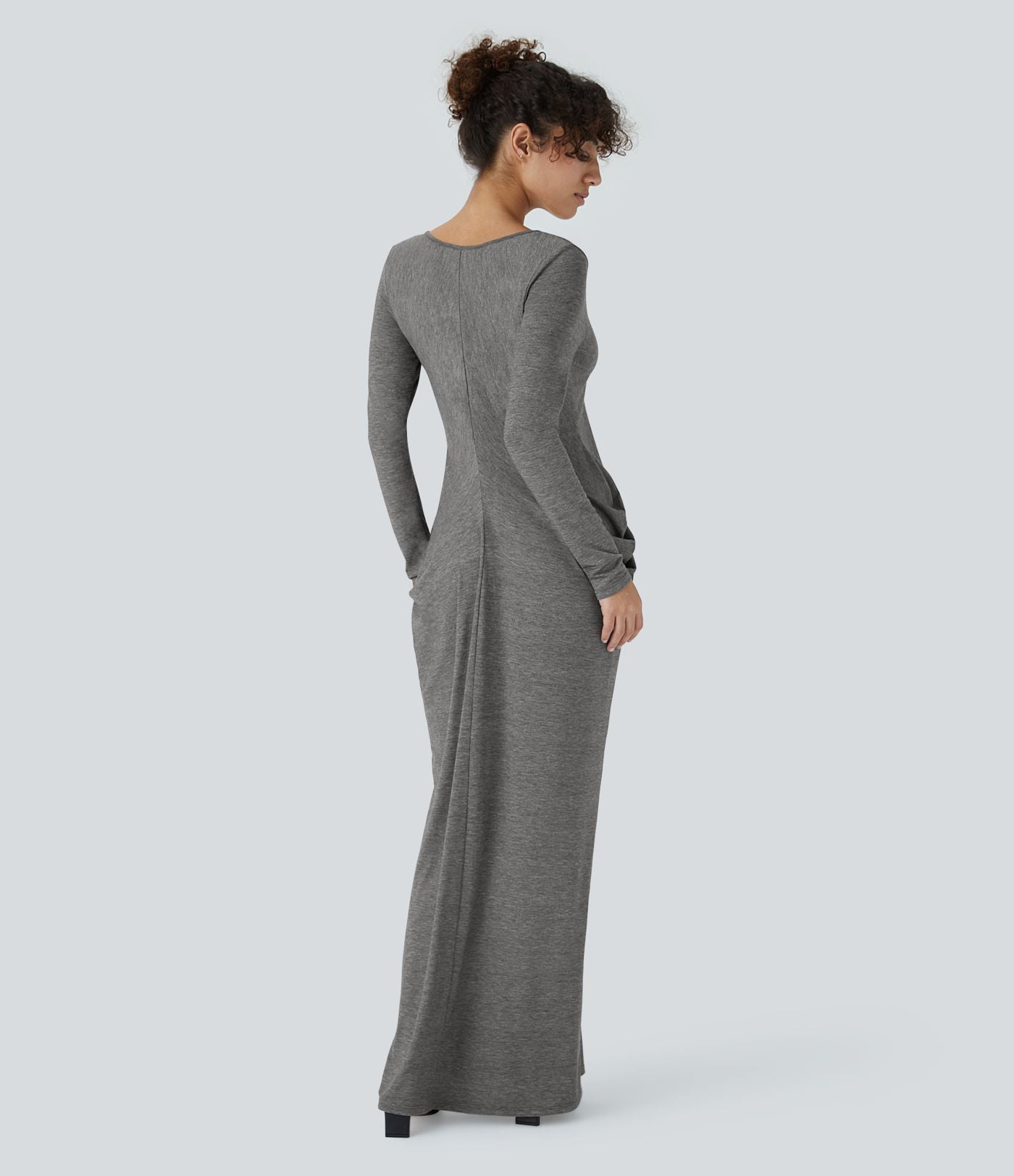 Robe longue froncée à manches longues et décolleté plongeant en V