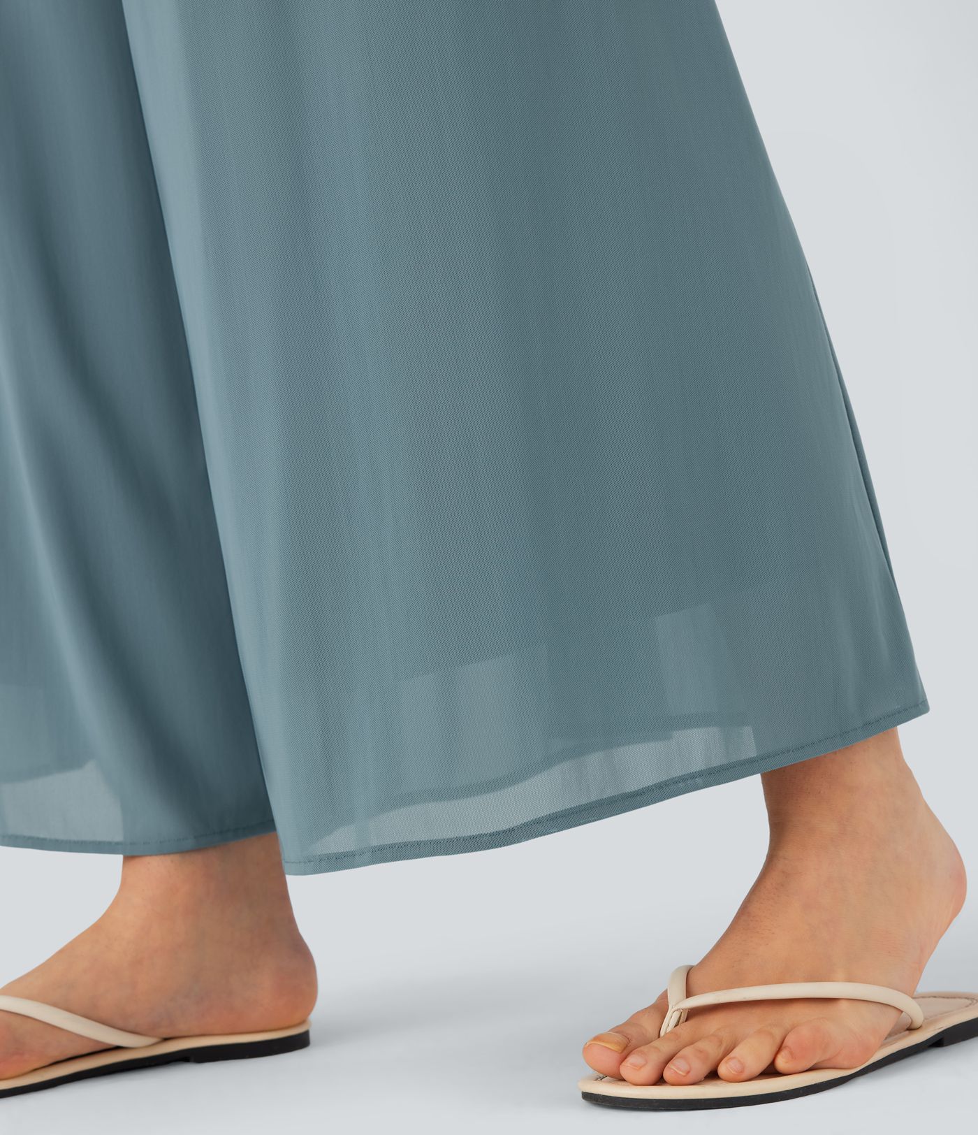 Pantalon fluide et ample avec superposition en mesh, poches latérales et taille haute