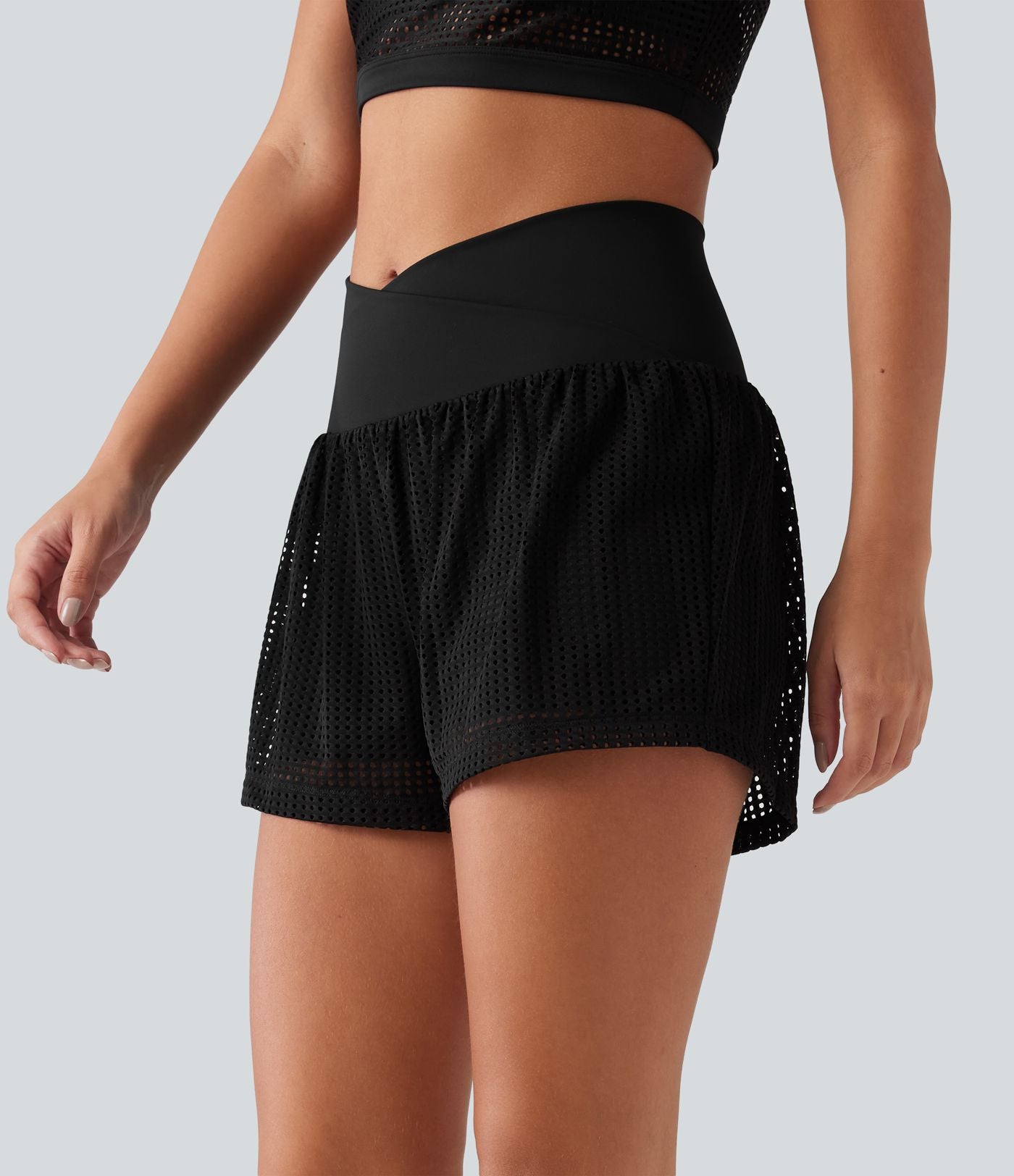 Short de yoga 2-en-1 SoftlyZero™ QuickDry taille haute croisée avec broderie anglaise et poches, 7,5 cm