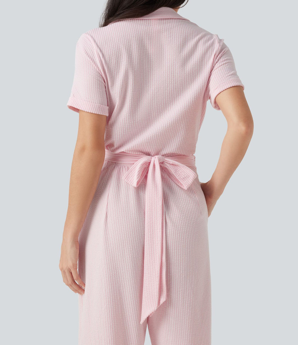 Combinaison-chemise accès facile Easy Peasy en coton froissé rayé à manches courtes, cache-cœur, lien au dos et poches