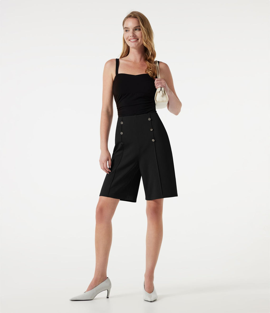 Short tailleur baggy taille haute avec boutons décoratifs et poches