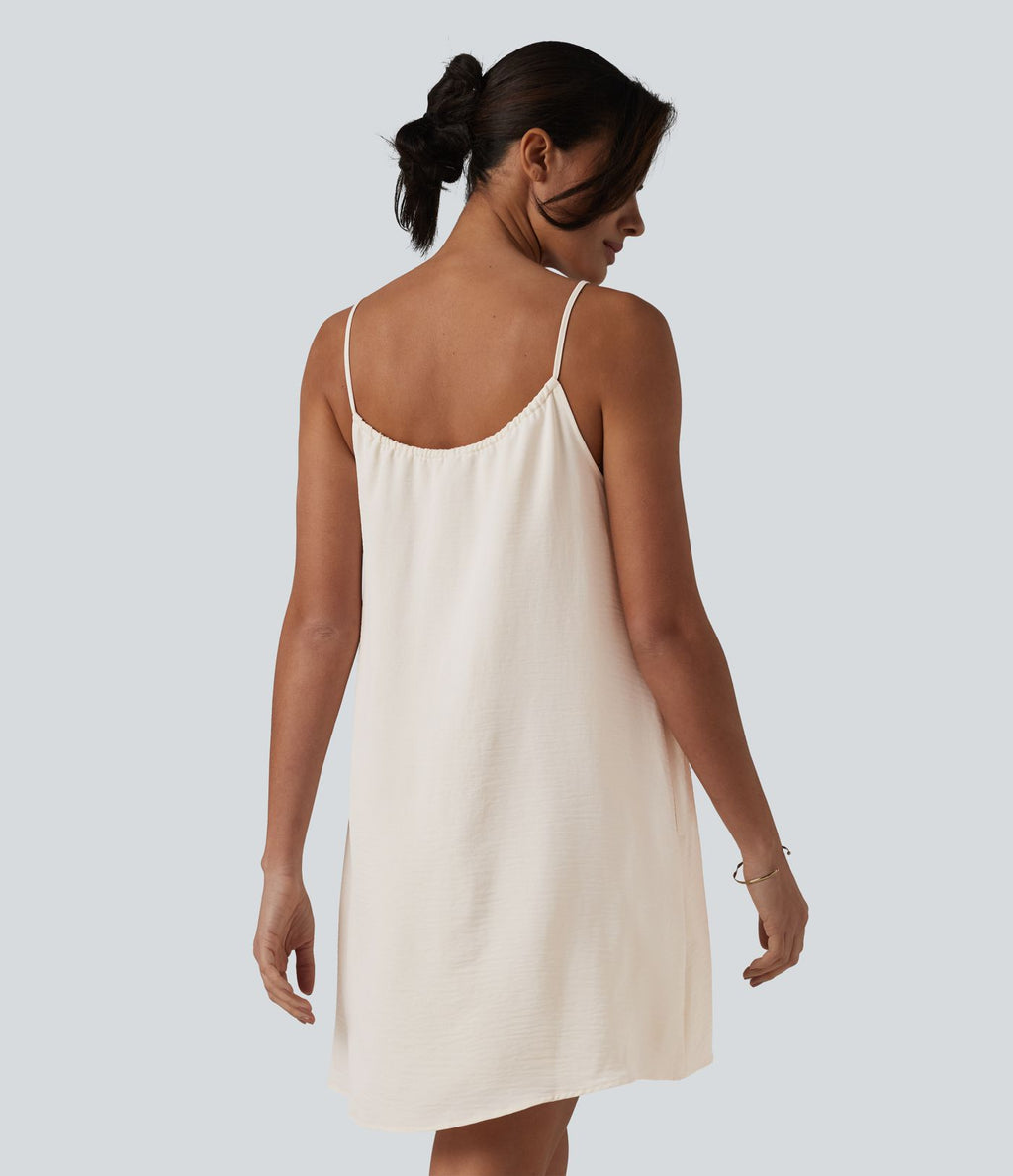Robe courte à bretelles aspect lin avec laçage décoratif et poches