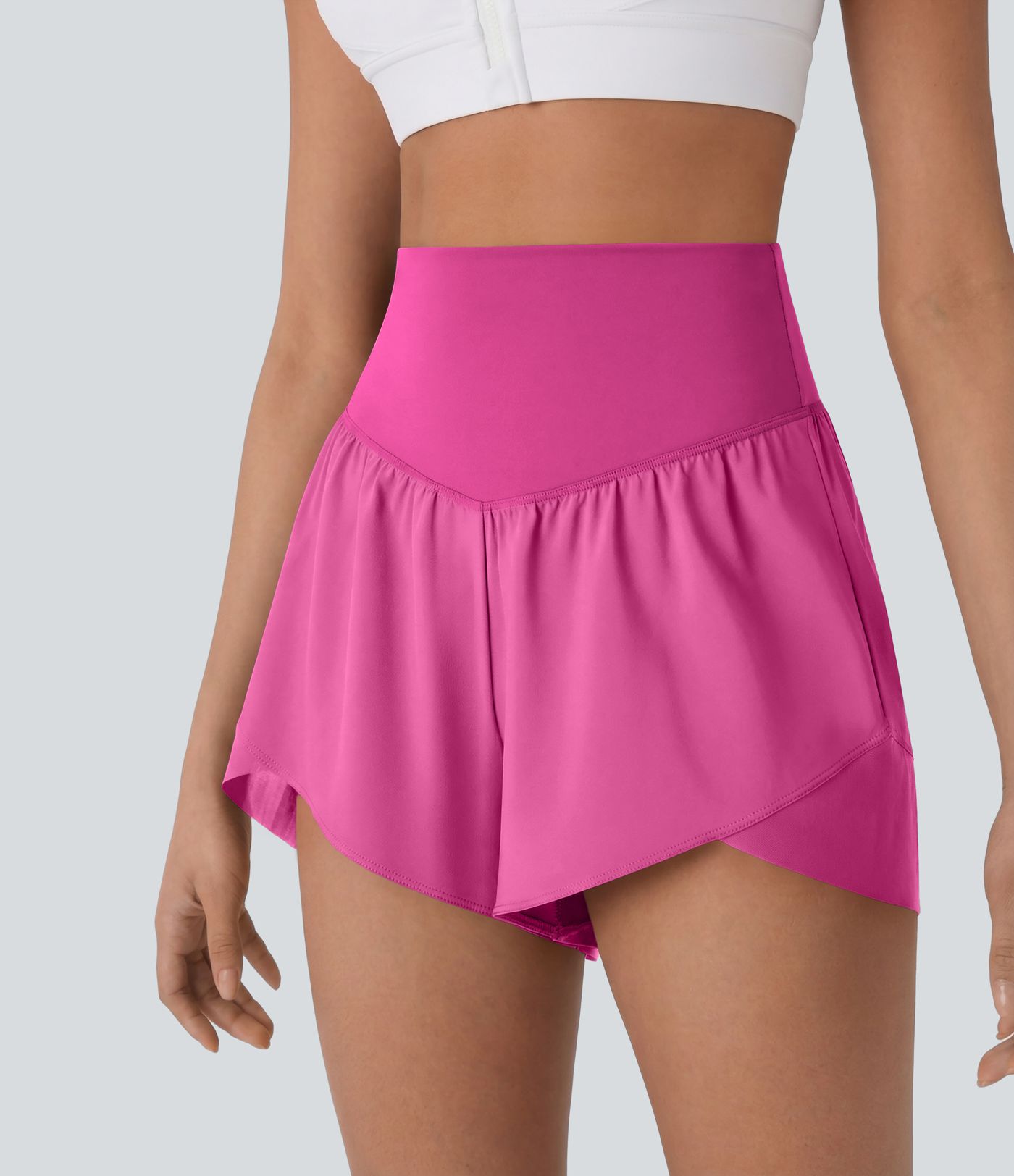 Breezeful™ Short yoga taille haute avec poche arrière ourlet croisé séchage rapide